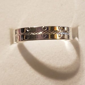 🛍 Silver tone ring